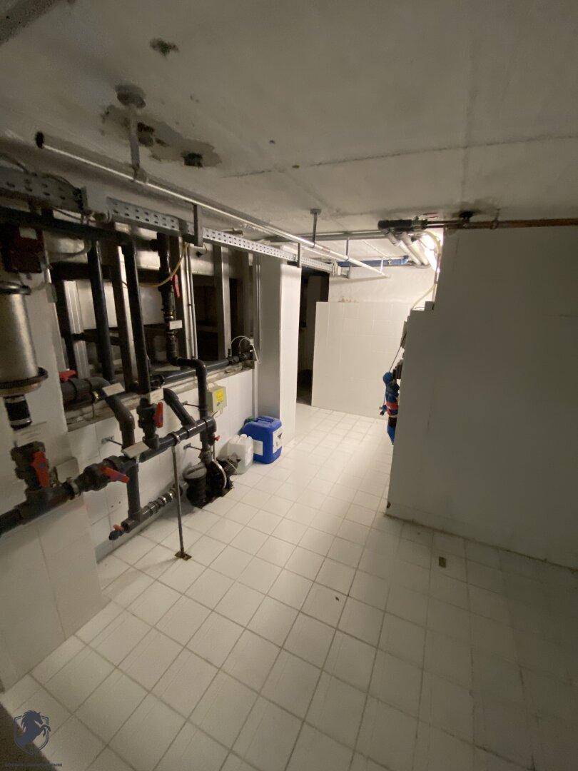 Technikraum mit zahlreichen Rohrleitungen und Installationen, funktional und gut zugänglich.