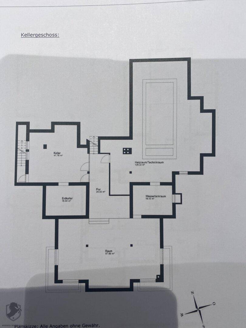 Grundriss des Kellergeschosses mit verschiedenen Räumen und Technikbereichen.