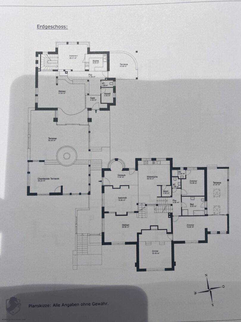 Grundriss des Erdgeschosses mit Küche, Wohnbereich, Esszimmer und mehreren Terrassen.
