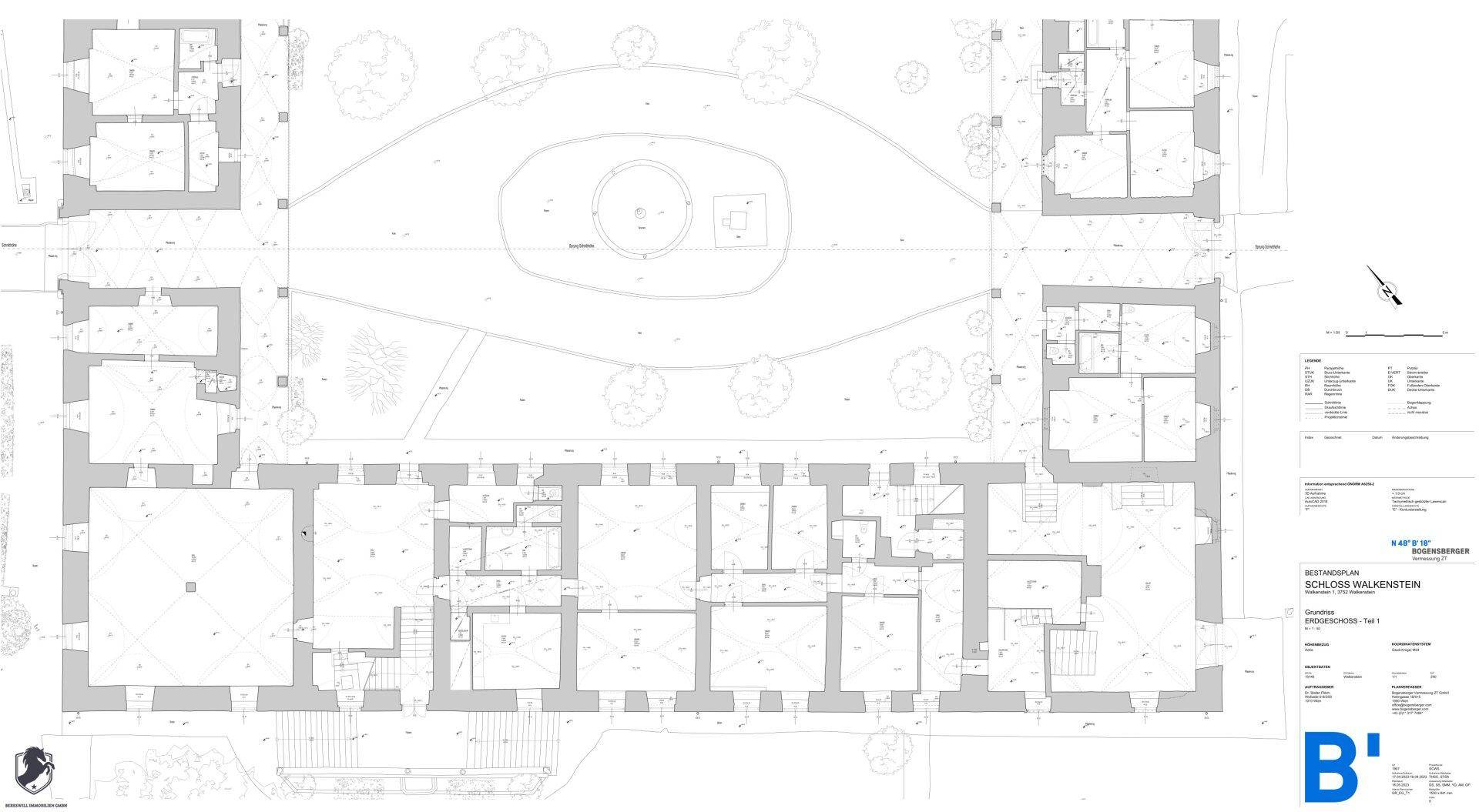 Gesamtgrundriss des Schlosskomplexes mit Innenhof, Brunnen und umliegenden Gebäudeteilen.