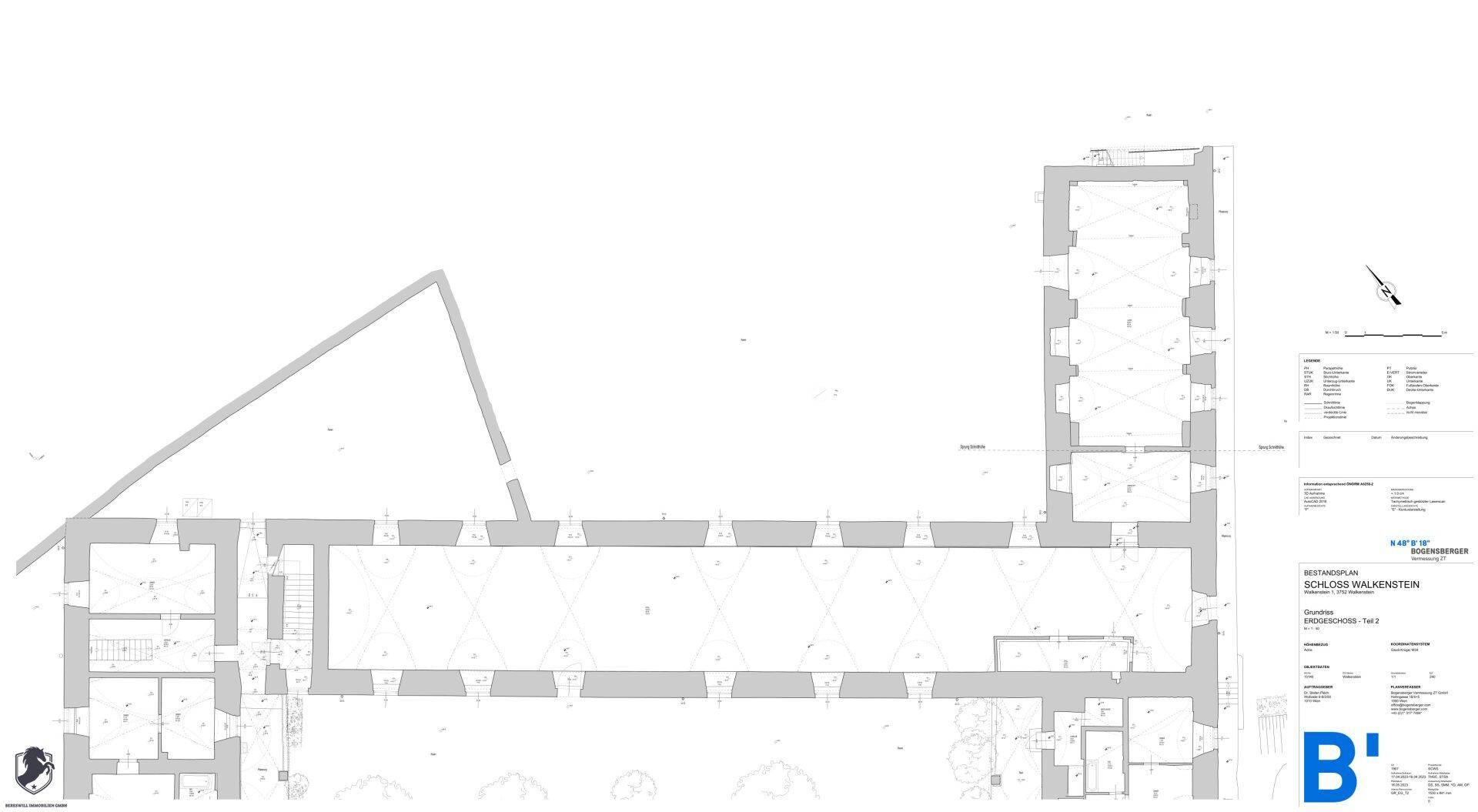 Grundriss des Erdgeschosses des Schlosses mit langen Gängen und vielen Räumen.
