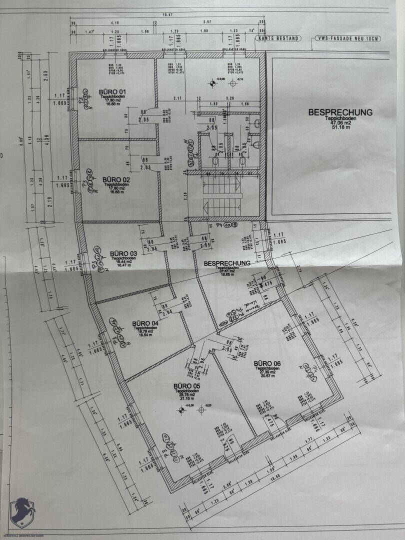 Grundriss des Erdgeschosses mit mehreren Büroräumen, einem Besprechungsbereich und Sanitäranlagen.
