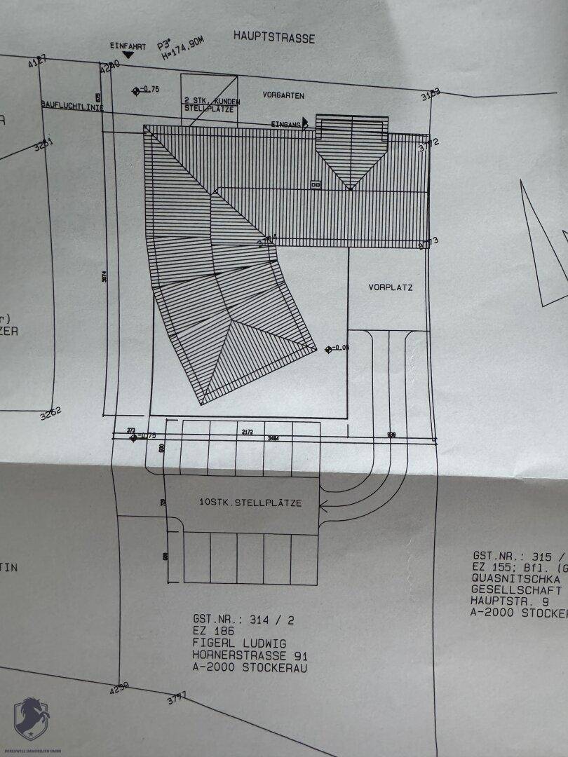 Lageplan des Gebäudes mit eingezeichneten Parkplätzen und der Zufahrt von der Hauptstraße.