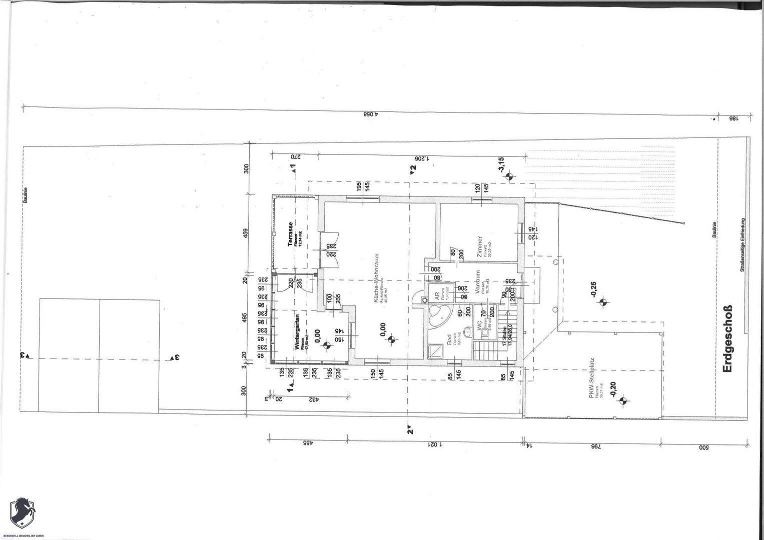 Grundriss des Erdgeschosses mit Raumaufteilung, Terrasse und Gartenbereich.