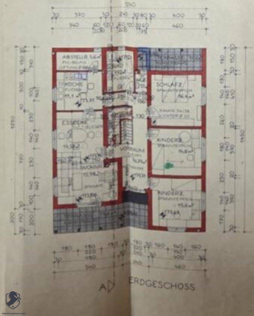 Grundriss des Erdgeschosses mit Wohnzimmer, Küche, Essbereich und Schlafzimmern.