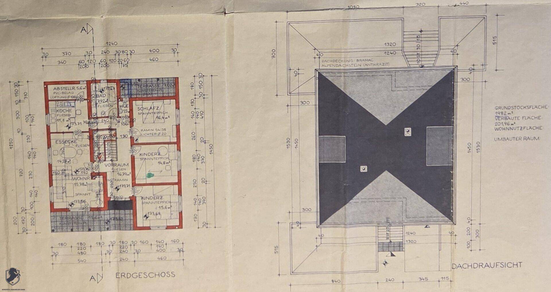 Grundriss des Erdgeschosses und Dachaufsicht mit detaillierten Maßangaben des Gebäudes.
