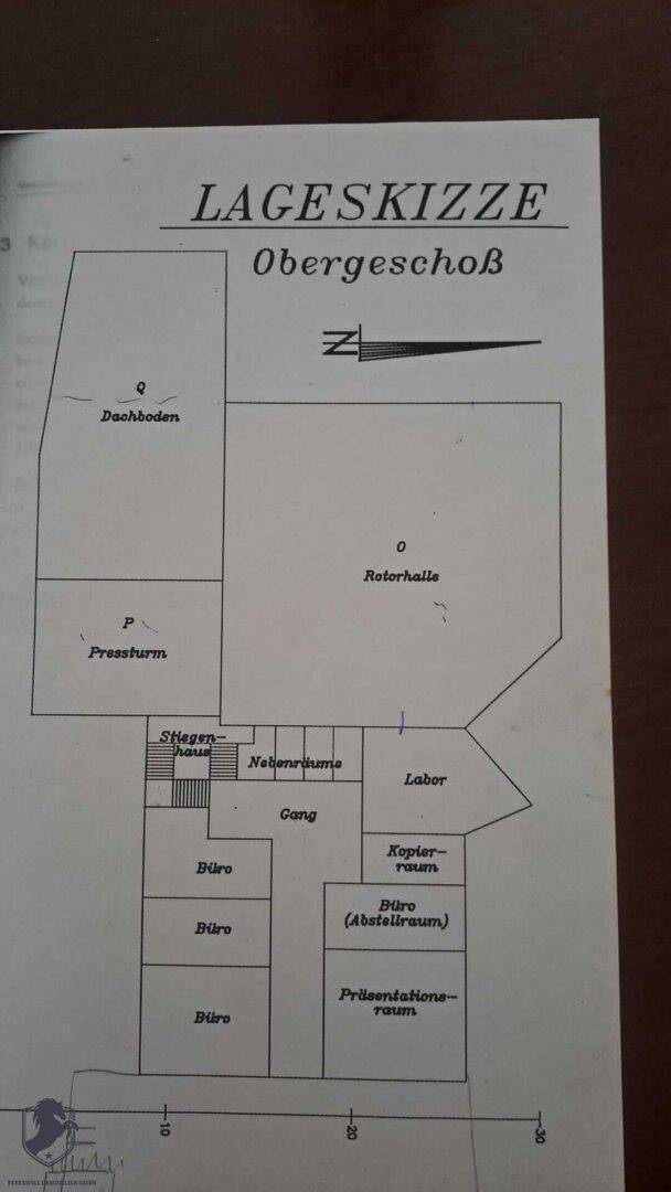 Lageskizze des Obergeschosses mit verschiedenen Räumen wie Büros, Labor und Retorhalle.