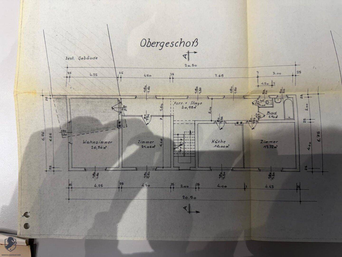 Historischer Grundriss des Obergeschosses mit Wohnzimmer, Küche und Schlafzimmer.