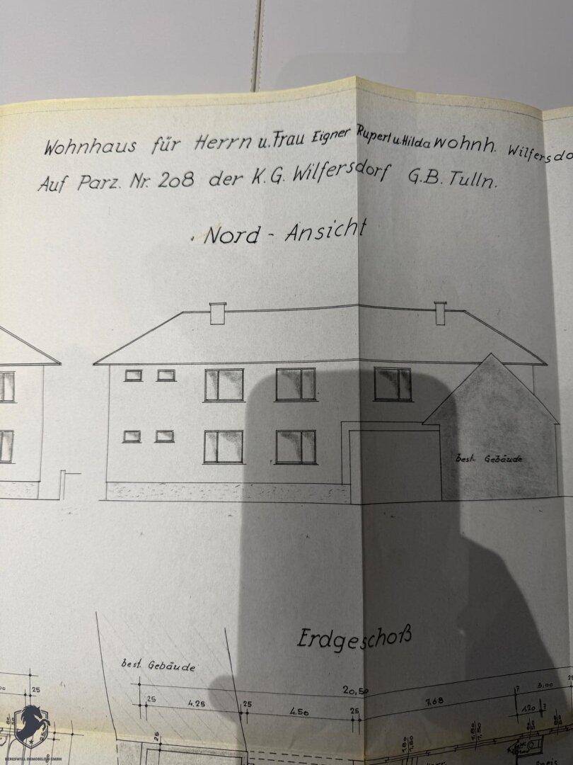 Nordansicht des geplanten Wohnhauses mit Fenstern und klassischer Dachform.