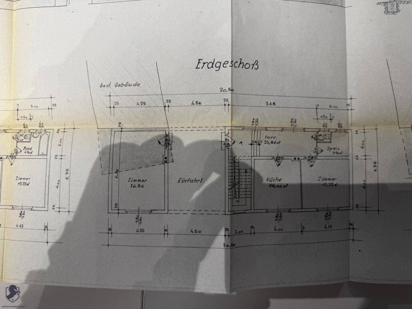 Historischer Grundriss des Erdgeschosses mit Zimmern, Küche und Einfahrt.
