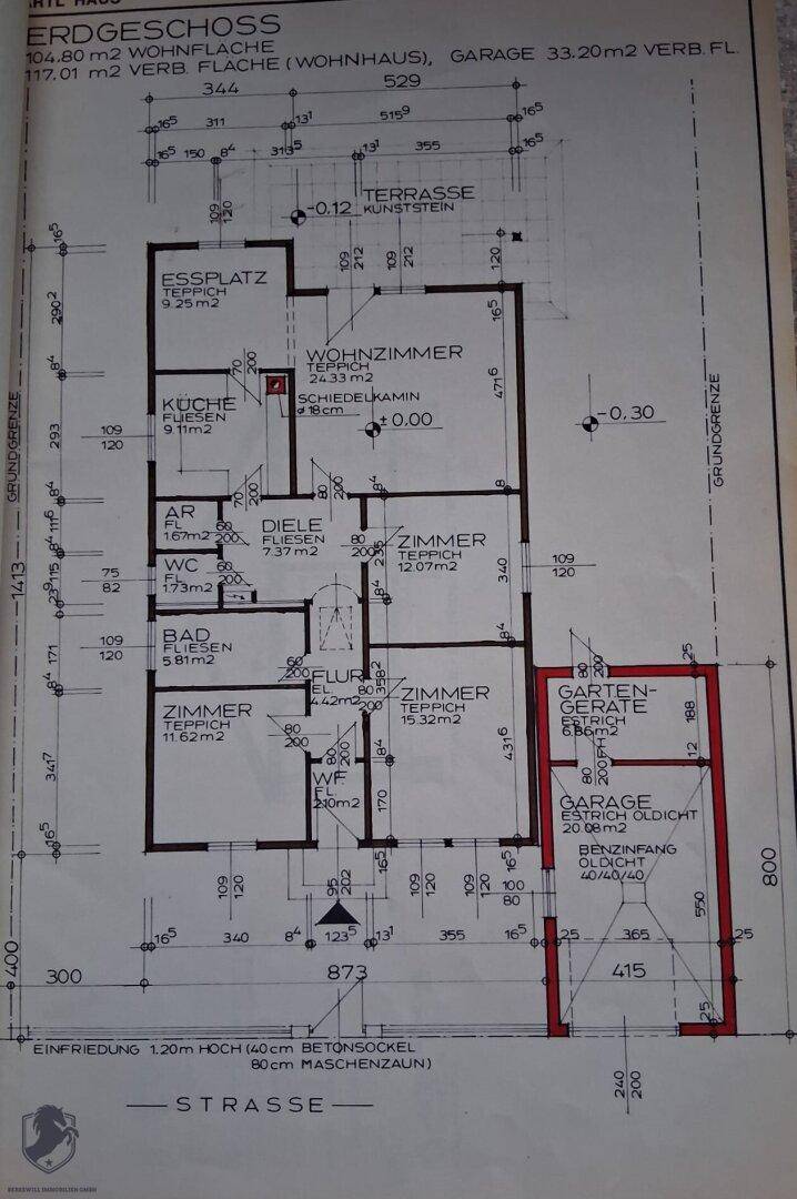 Grundriss des Erdgeschosses mit Wohnzimmer, Küche, Schlafzimmern und Terrasse.