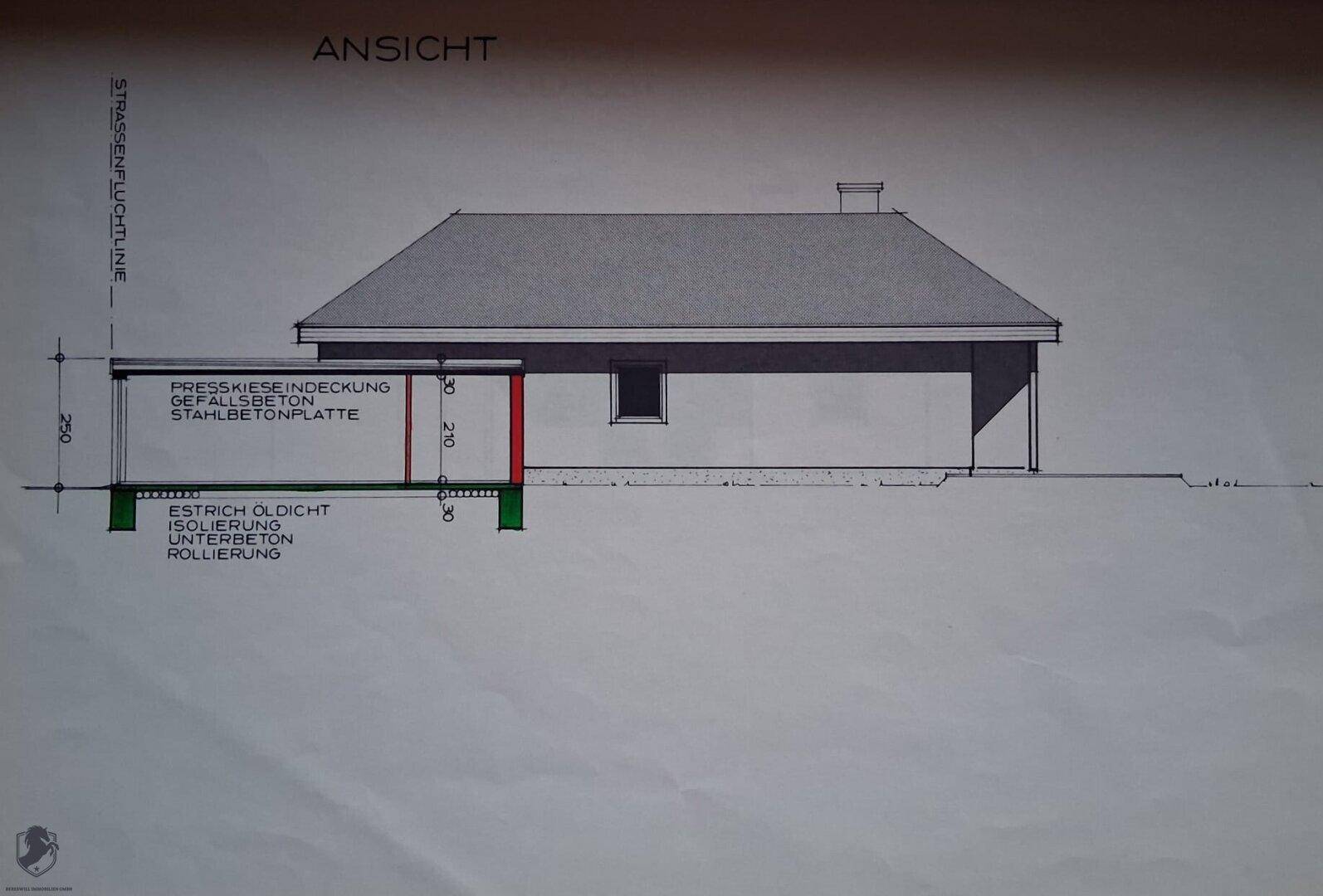 Seitenansicht des Hauses mit Anbau und Flachdachkonstruktion.