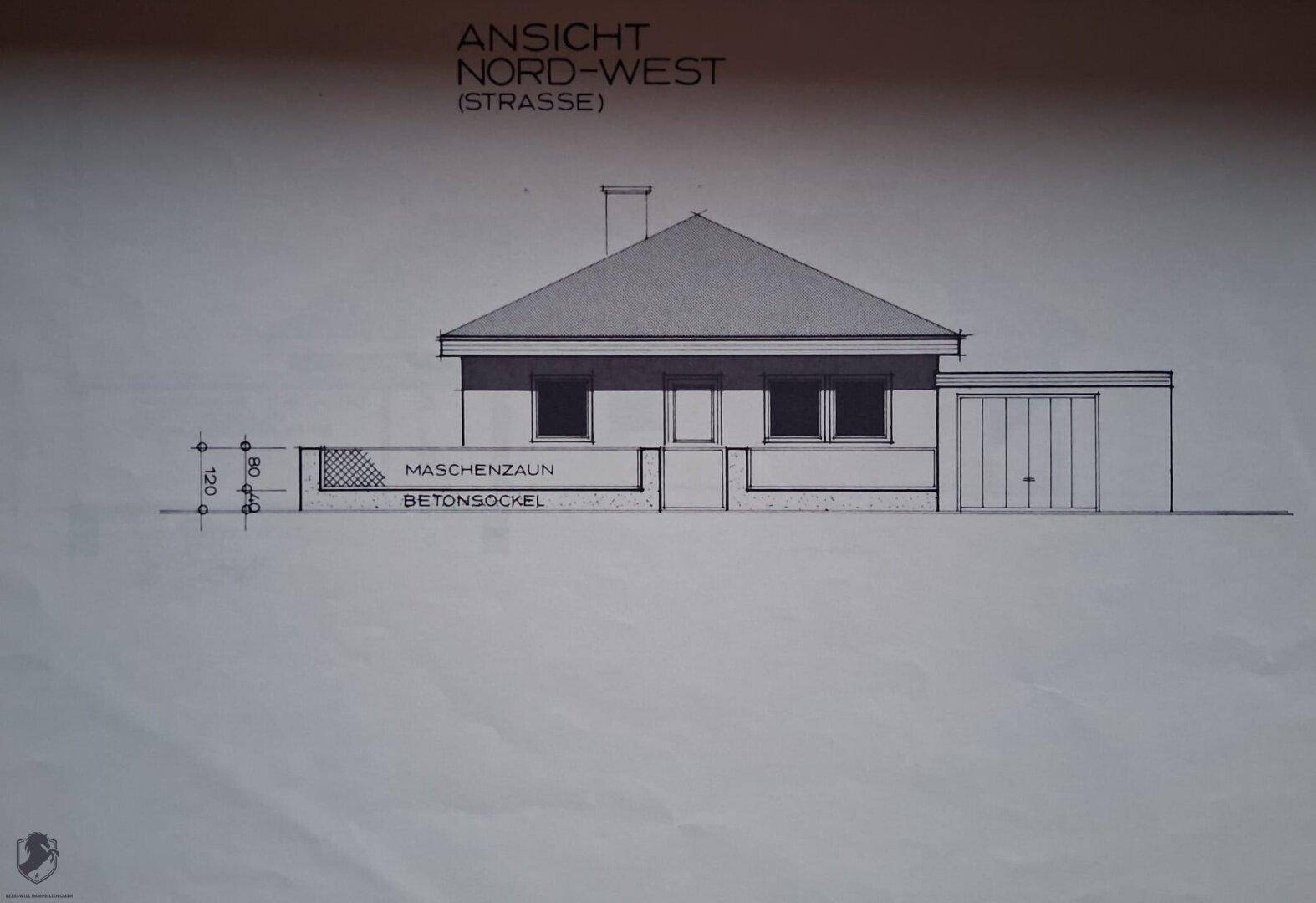 Nord-West-Ansicht des Hauses von der Straßenseite mit Garage und Zaun.