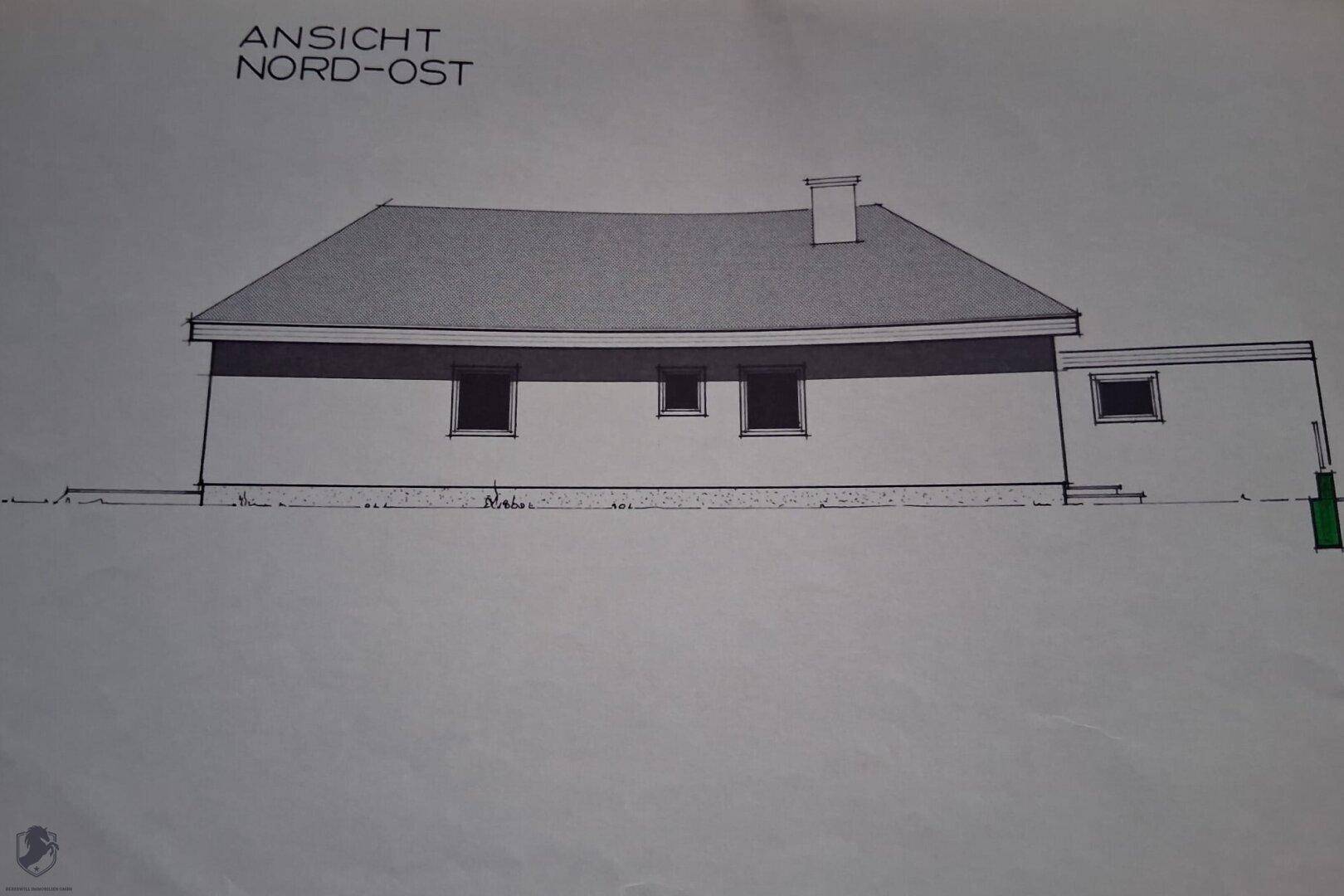 Nord-Ost-Ansicht des Hauses mit schlichtem Design und Fenstern.