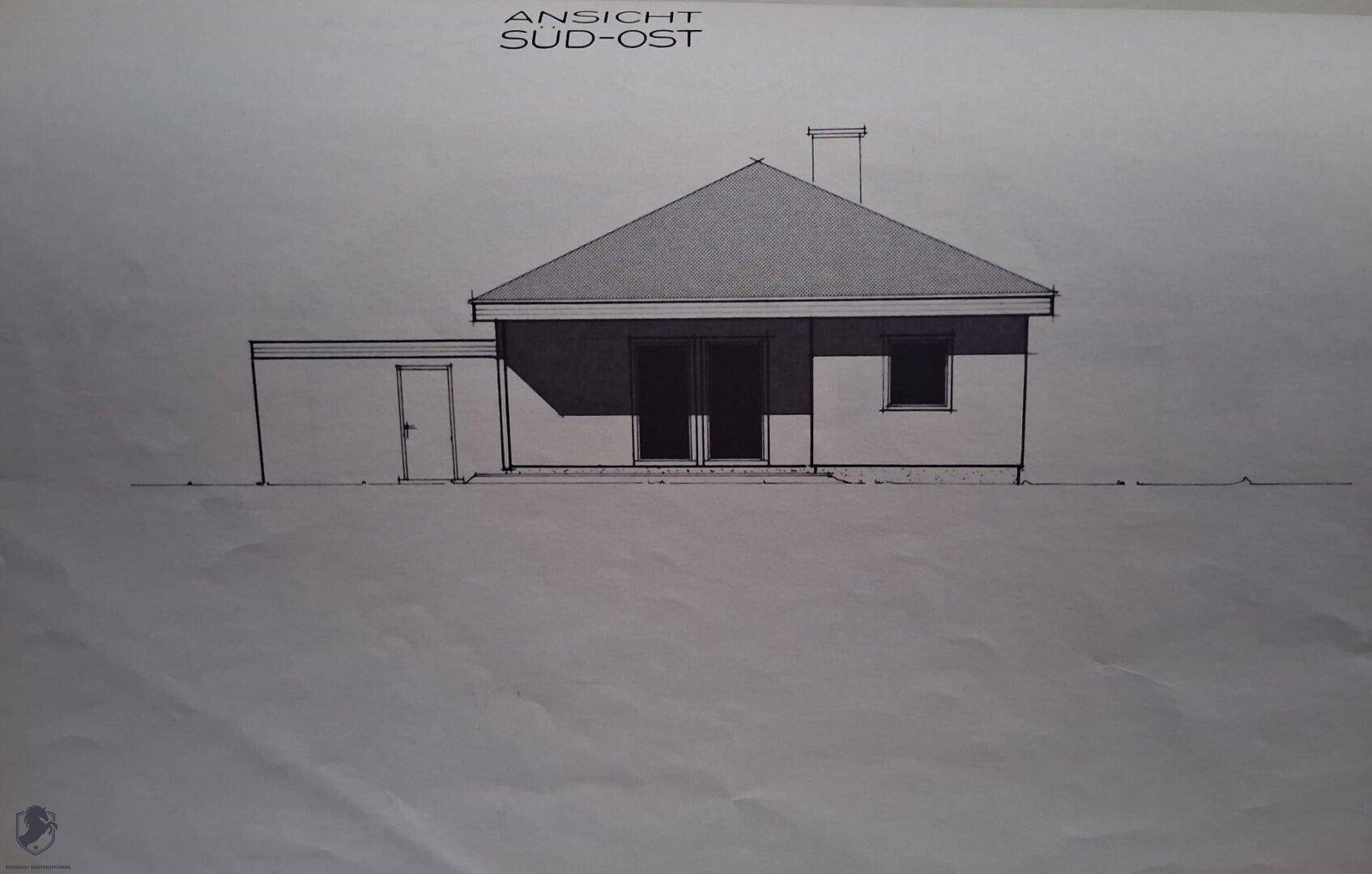 Süd-Ost-Ansicht des Hauses mit Terrassenzugang und großen Fenstern.