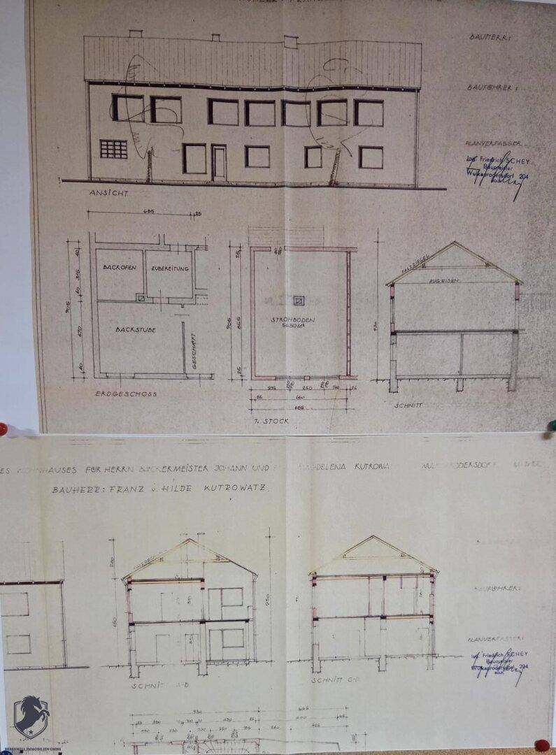 Historischer Bauplan mit Ansichten und Schnitten des Gebäudes.