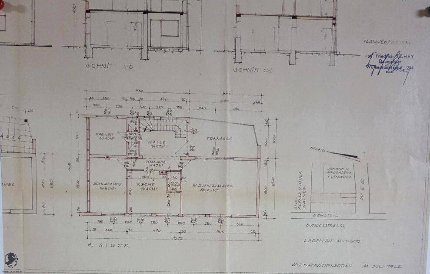 Detaillierter Grundriss mit Raumaufteilung und Maßen.
