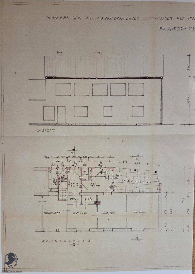 Historischer Bauplan mit Gebäudeansicht und Grundriss des Erdgeschosses.