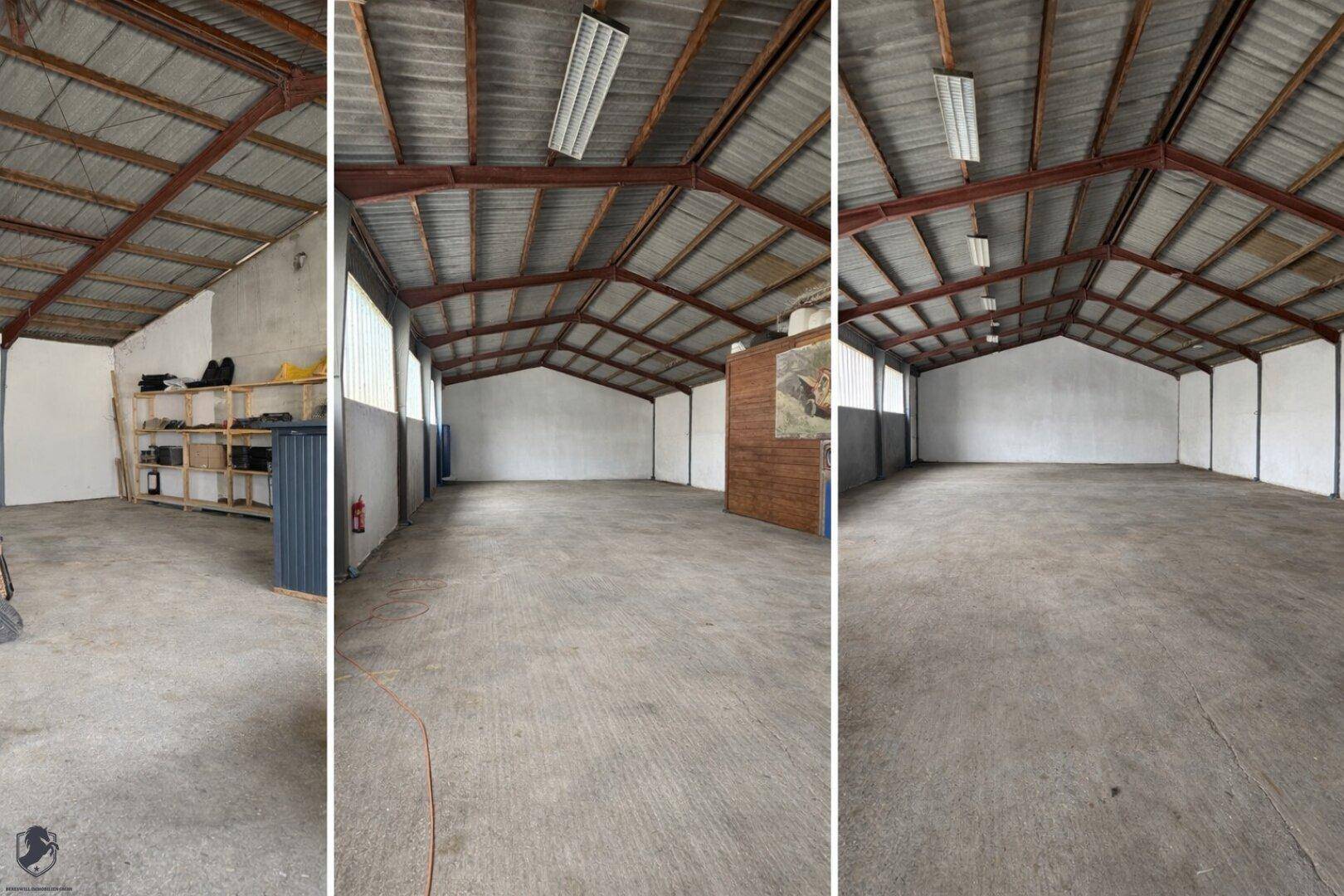 Geräumige, leere Halle mit hoher Decke, sichtbaren Dachbalken und Betonboden, ideal für Lager oder Werkstatt.