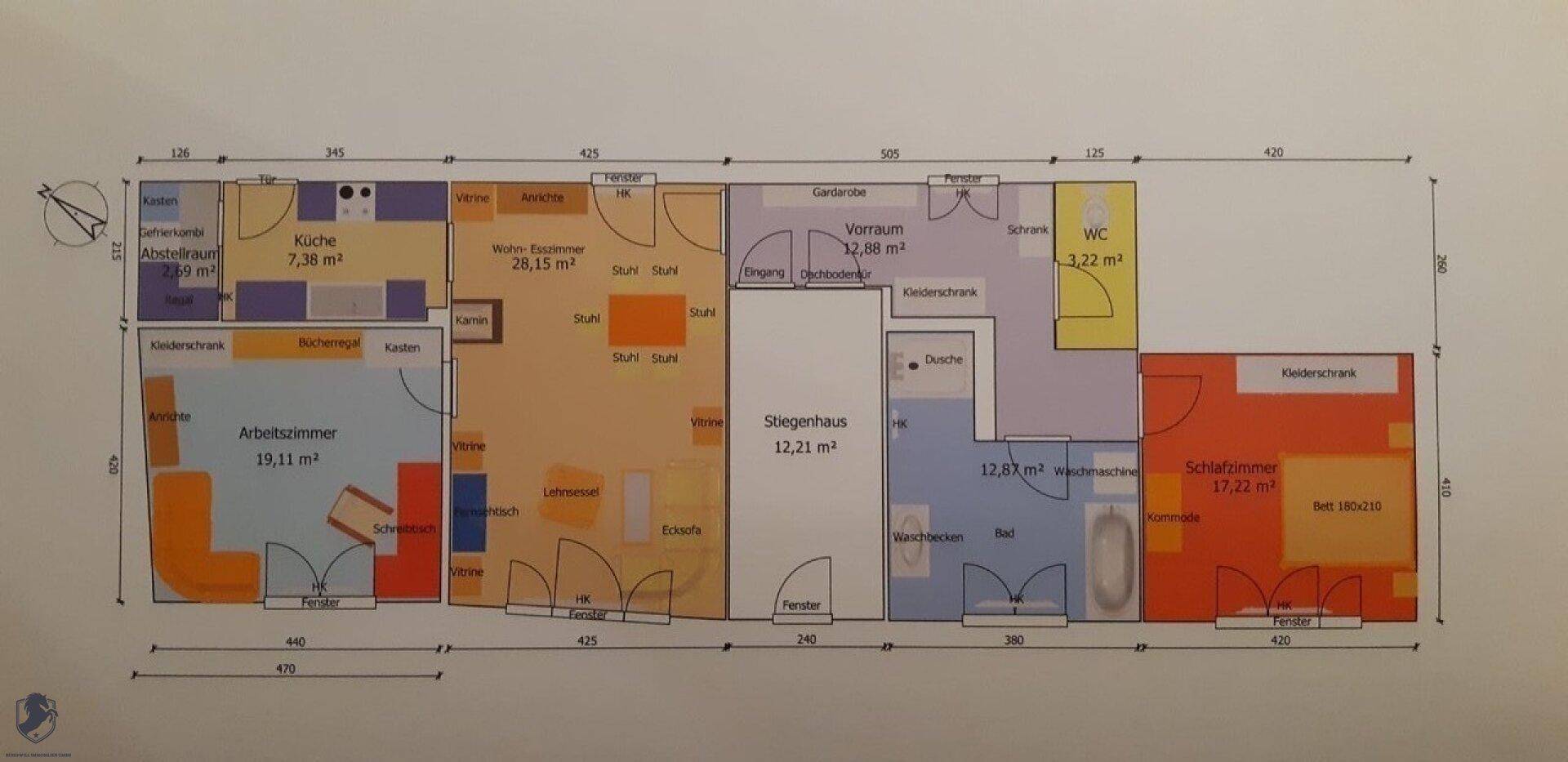 Farbiger Grundriss einer Wohnung mit mehreren Zimmern, Bad und WC.