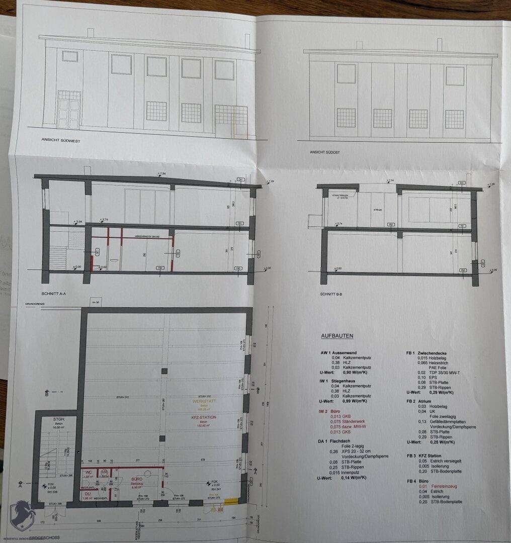 Architektonische Zeichnungen mit Grundriss, Schnitten und Ansichten des Gebäudes auf einem Dokument.
