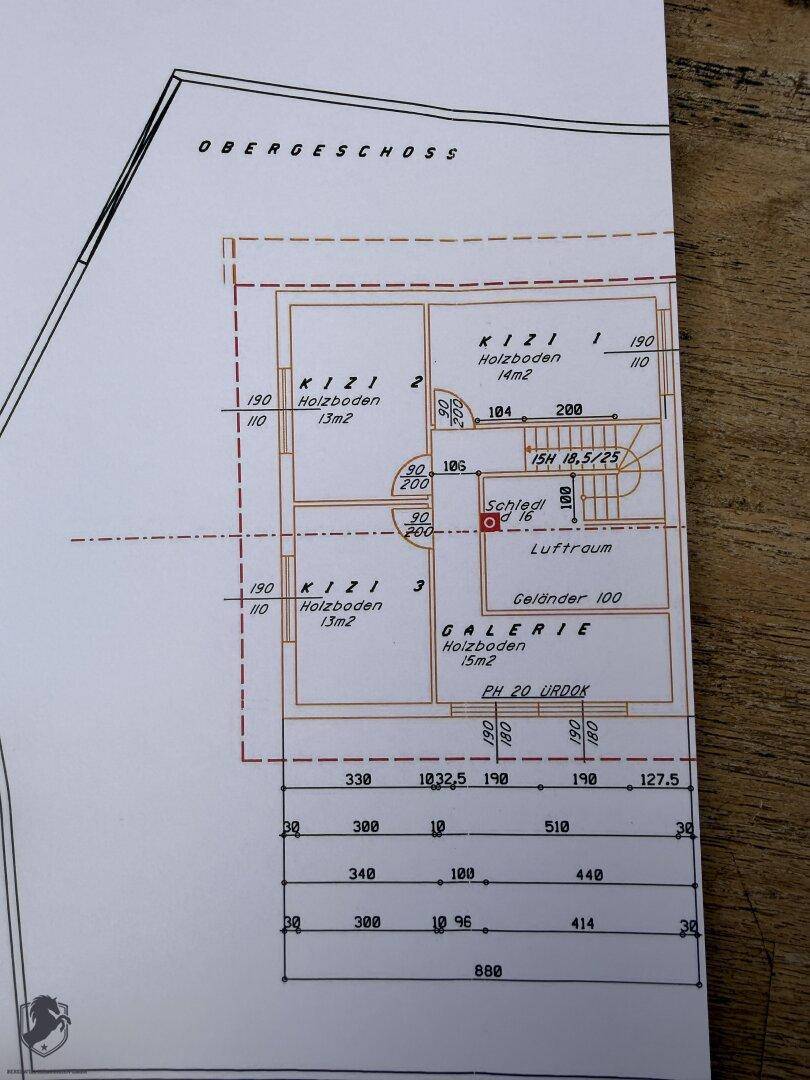 Grundriss des Obergeschosses mit Kinderzimmern und einer Galerie, detailliert mit Maßen.