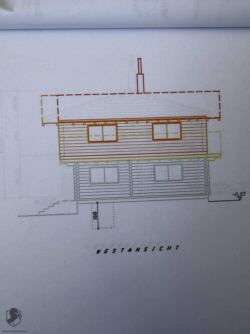Architektonische Zeichnung der Westfassade eines Holzhauses mit Fensteranordnung und Maßen.