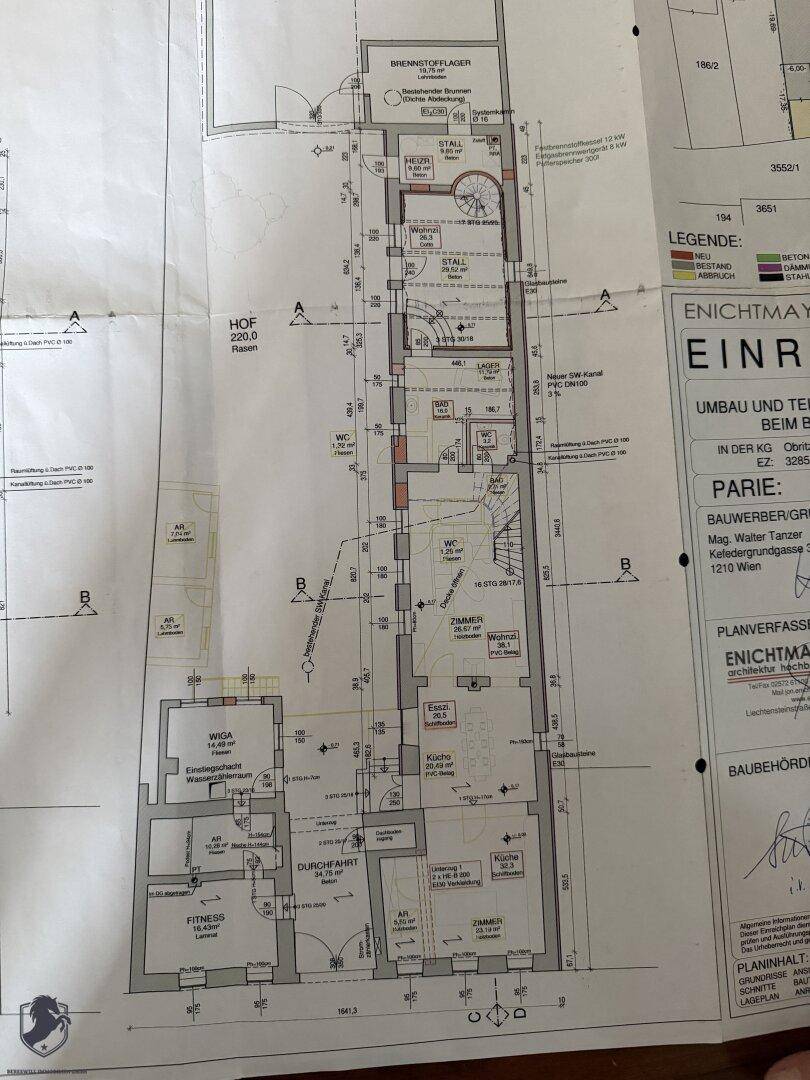 Detaillierter Grundriss des Erdgeschosses mit verschiedenen Räumen und einem Hofbereich.