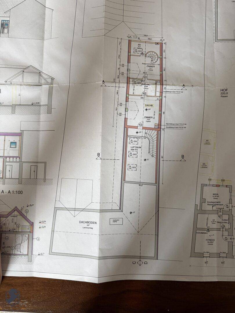 Grundriss des Obergeschosses mit Schlafzimmern und Treppenhaus, sowie Dachbodenbereich.