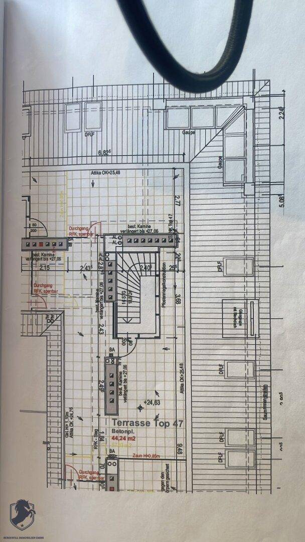 Grundriss der oberen Ebene von Top 47 mit großer Terrasse und Dachschrägen.