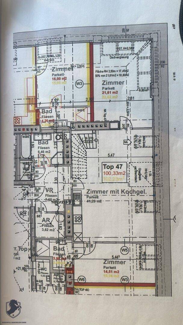 Grundriss der unteren Ebene von Top 47 mit offener Küche, mehreren Bädern und Abstellraum.
