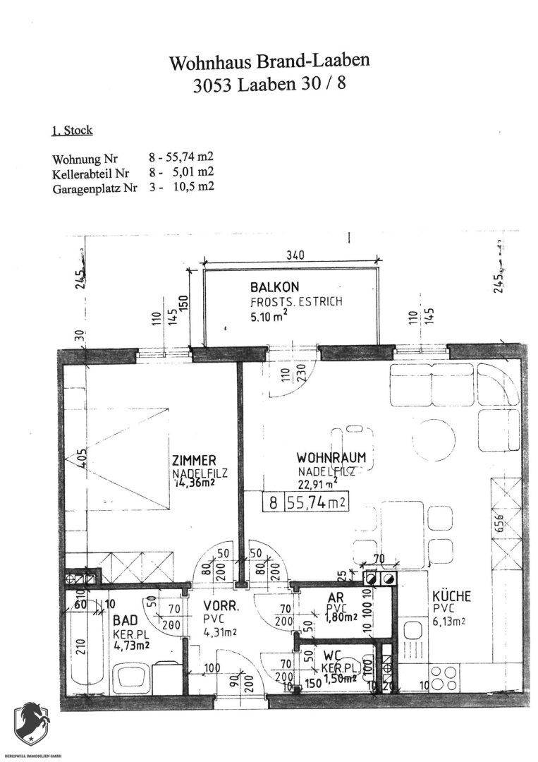 Grundriss einer Wohnung mit Balkon, Wohnraum, Zimmer, Bad und separatem WC.