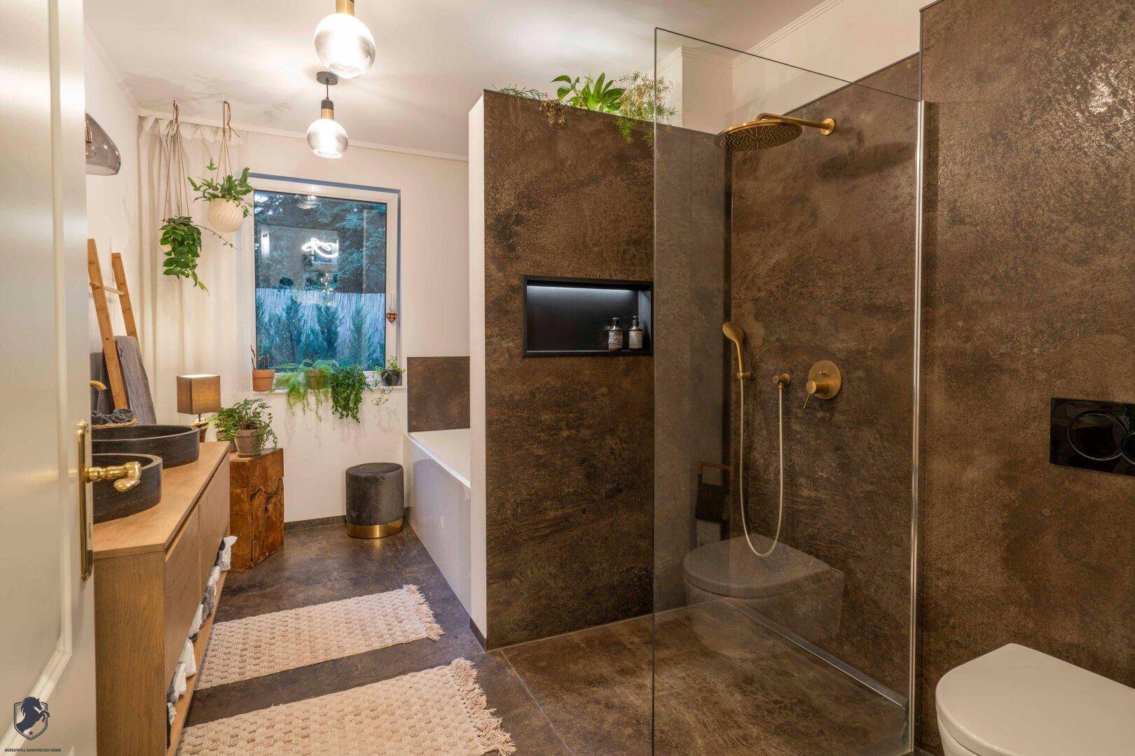 Geräumiges Badezimmer mit begehbarer Dusche, Badewanne und zwei Waschbecken.