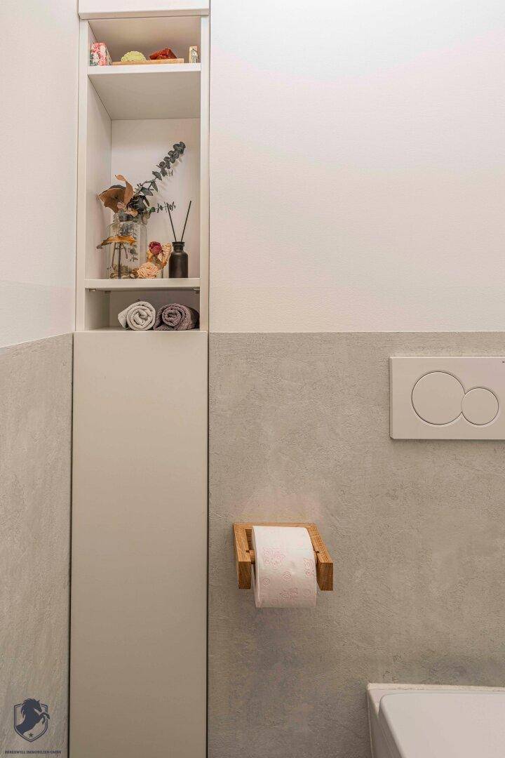 Modernes Gäste-WC mit Wand-WC und praktischen Einbauregalen.