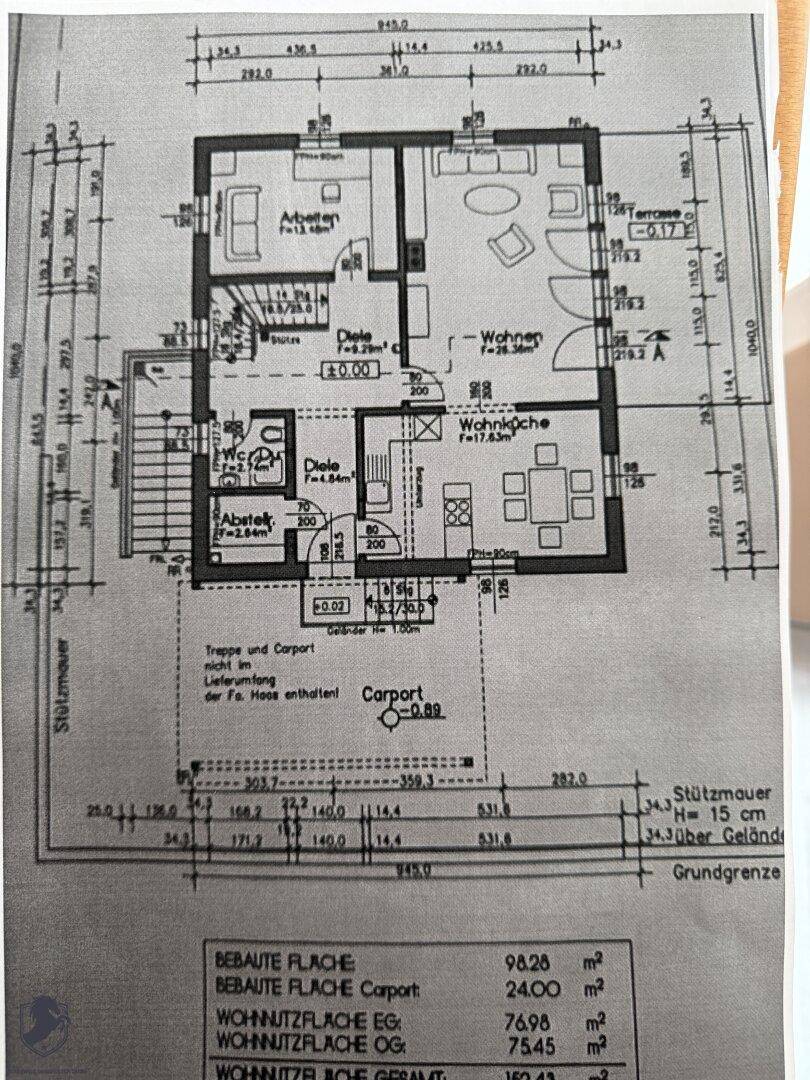 Grundriss des Erdgeschosses mit Wohnküche, Büro und Zugang zur Terrasse.
