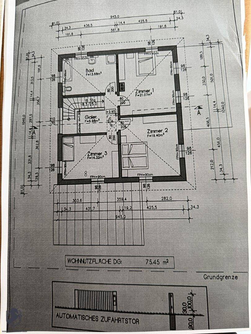 Grundriss des Dachgeschosses mit drei Schlafzimmern und einem Badezimmer.