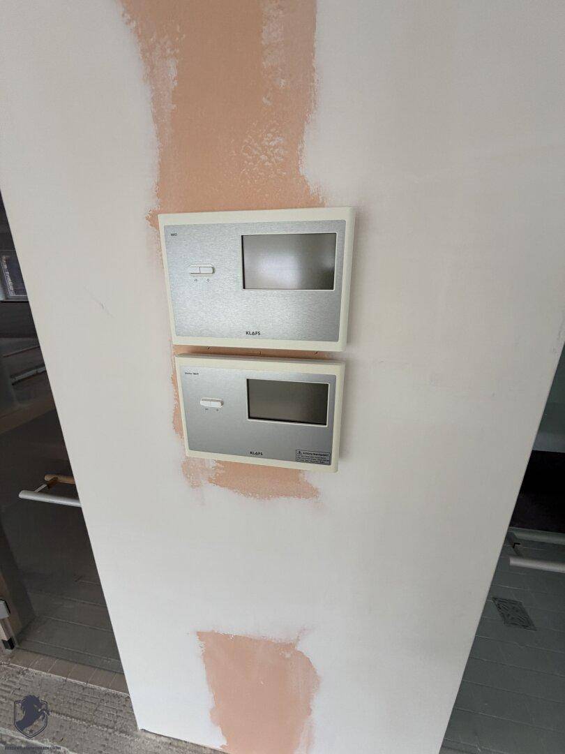 Gegensprechanlage an einer Wand, bereit für die Nutzung im Eingangsbereich.
