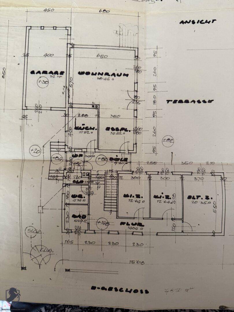 Handgezeichneter Grundriss des Erdgeschosses mit Garage, Wohnraum und Terrasse.