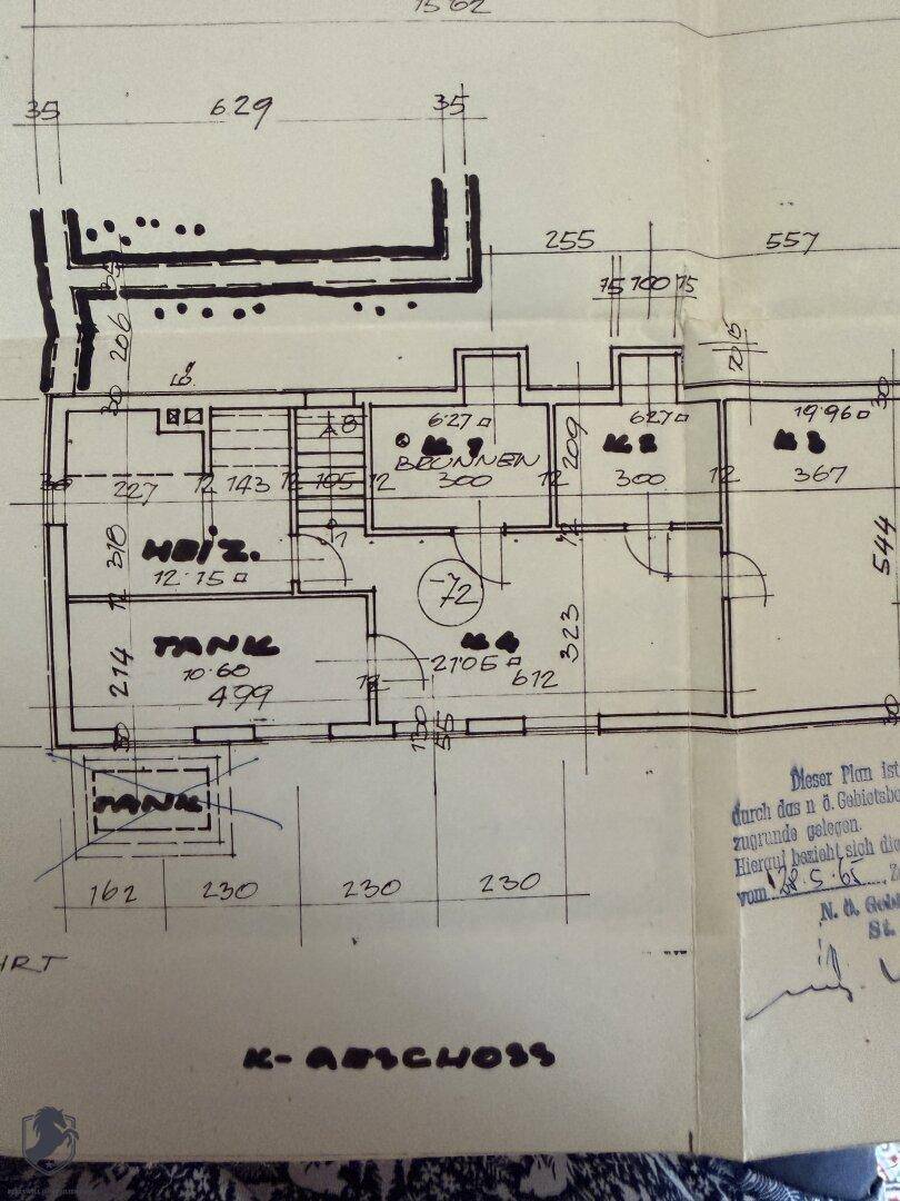 Handgezeichneter Grundriss des Kellergeschosses mit Heizraum und Lagerräumen.