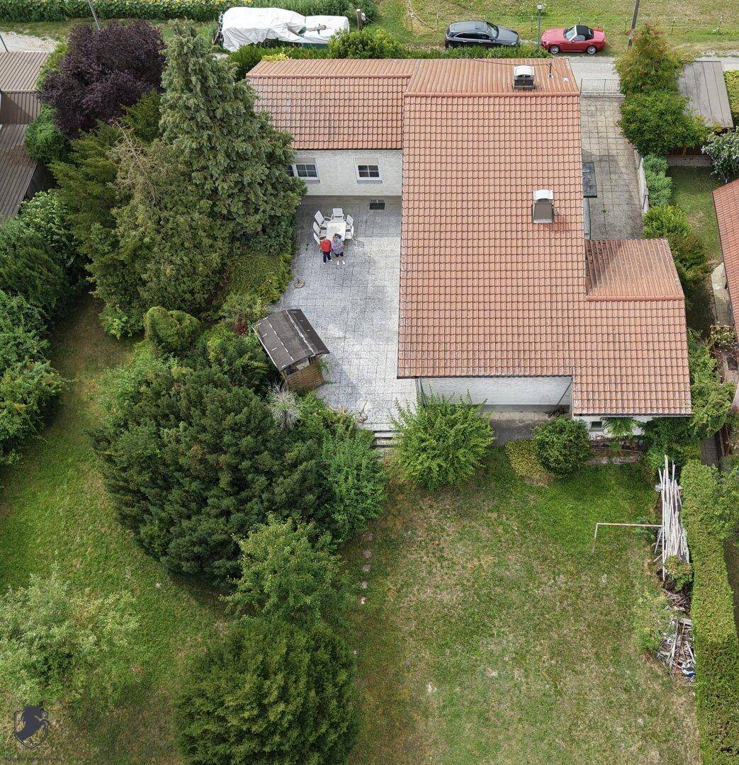 Vogelperspektive des Hauses mit großer Terrasse und weitläufigem Gartenbereich.