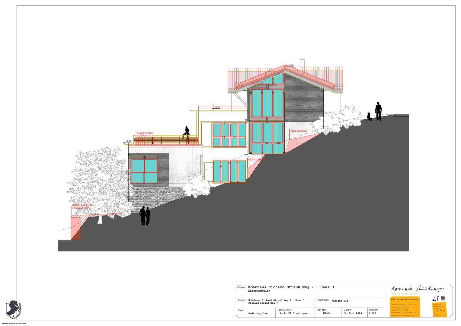 Seitenansicht des Hauses mit großen Fensterfronten und Terrassen auf verschiedenen Ebenen.