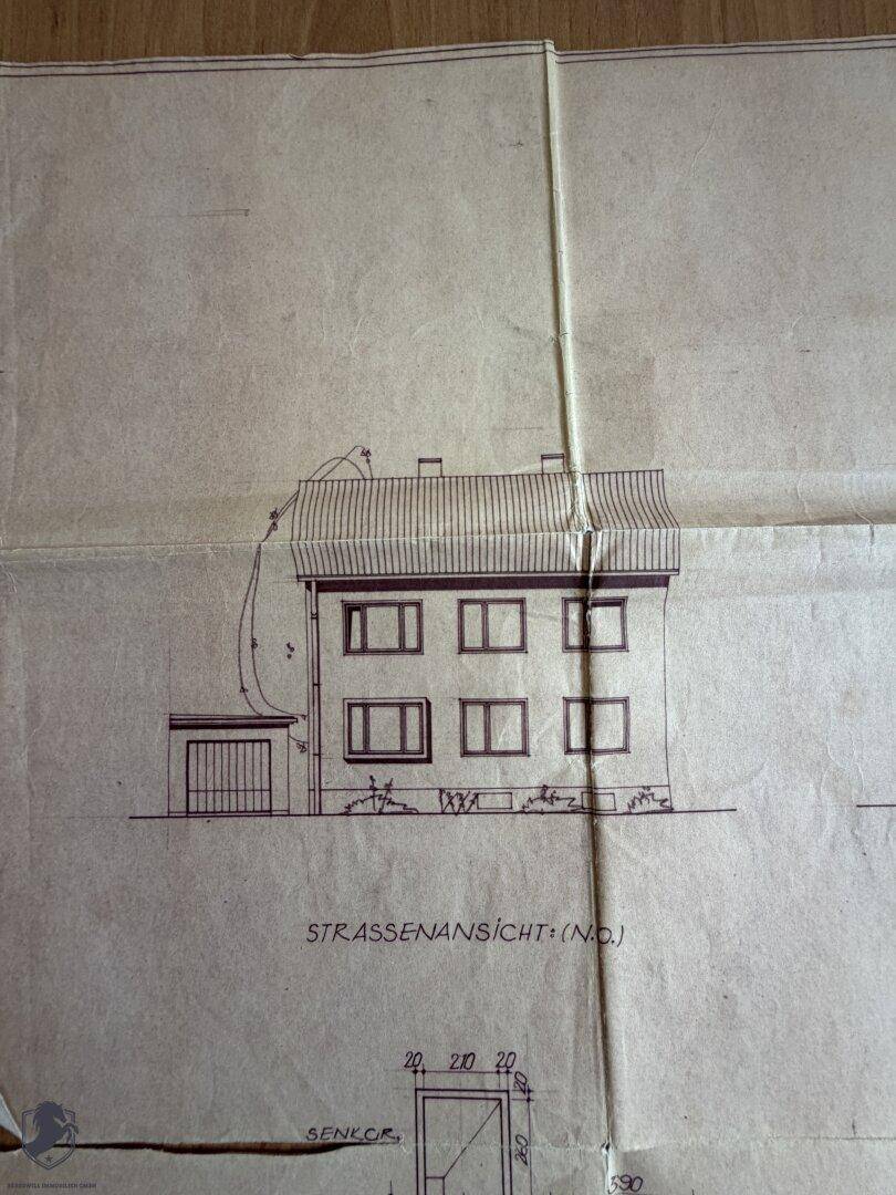 Architektonische Zeichnung der Straßenansicht eines Gebäudes mit Garage und Fenstern.