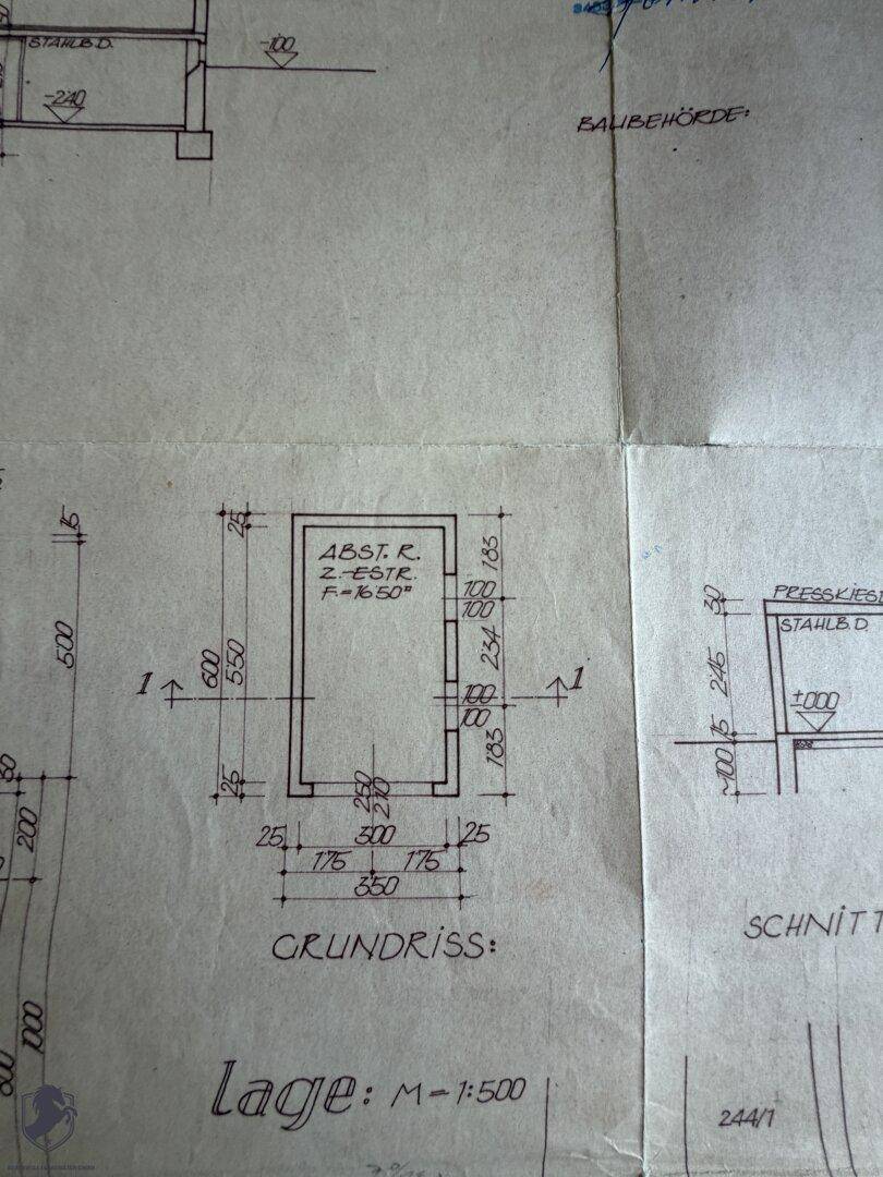 Grundrisszeichnung eines kleinen Abstellraums mit Maßen und Türöffnung.