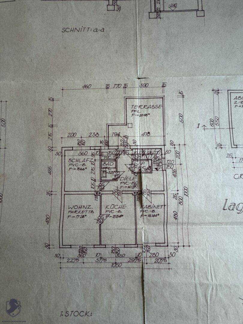 Grundriss des ersten Stocks mit Wohnzimmer, Küche, Bad, Schlafzimmer und Terrasse.