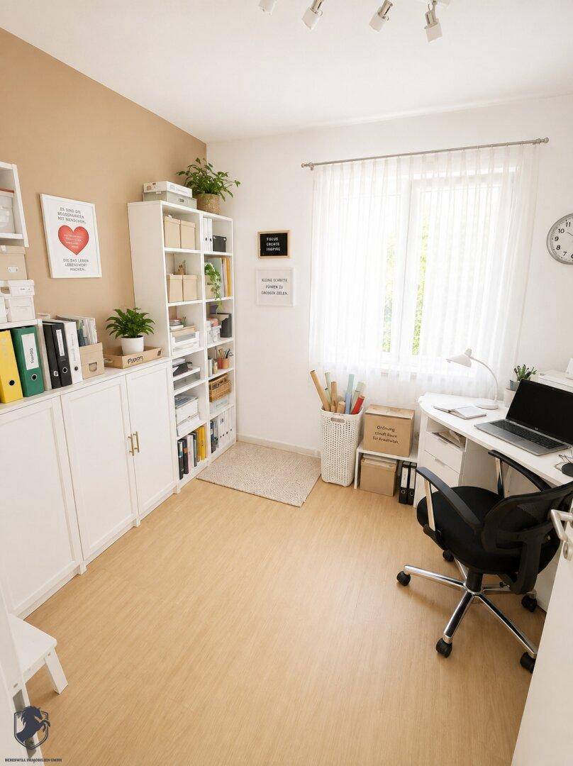 Helles Heimbüro mit Schreibtisch, Bürostuhl, weißen Schränken und einem großen Fenster.