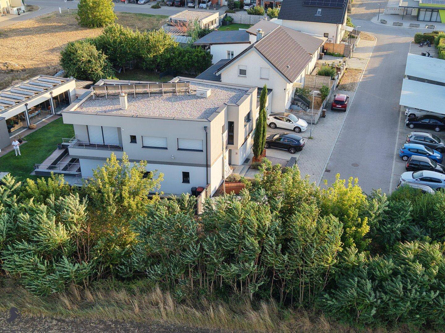 Weitläufige Luftaufnahme des Hauses in der Nachbarschaft mit zahlreichen Parkmöglichkeiten.