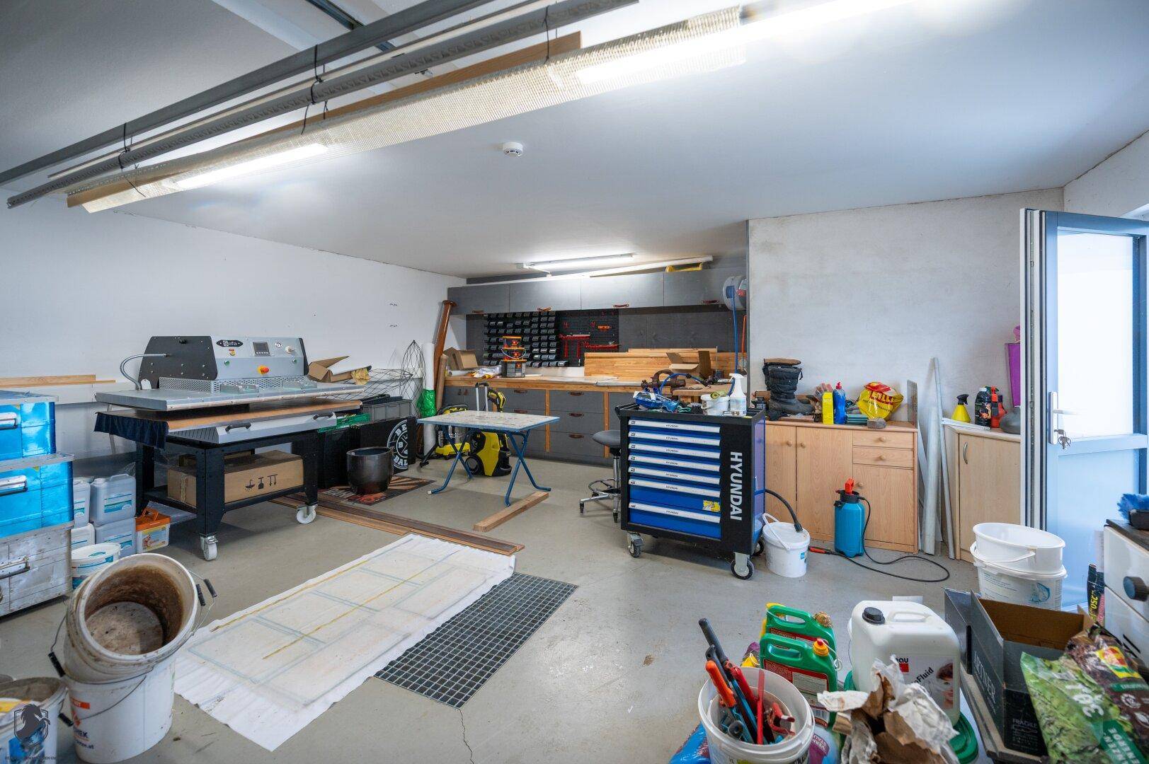Funktionale Garage mit Werkstattbereich, separatem Zugang und ausreichend Platz für verschiedene Projekte.