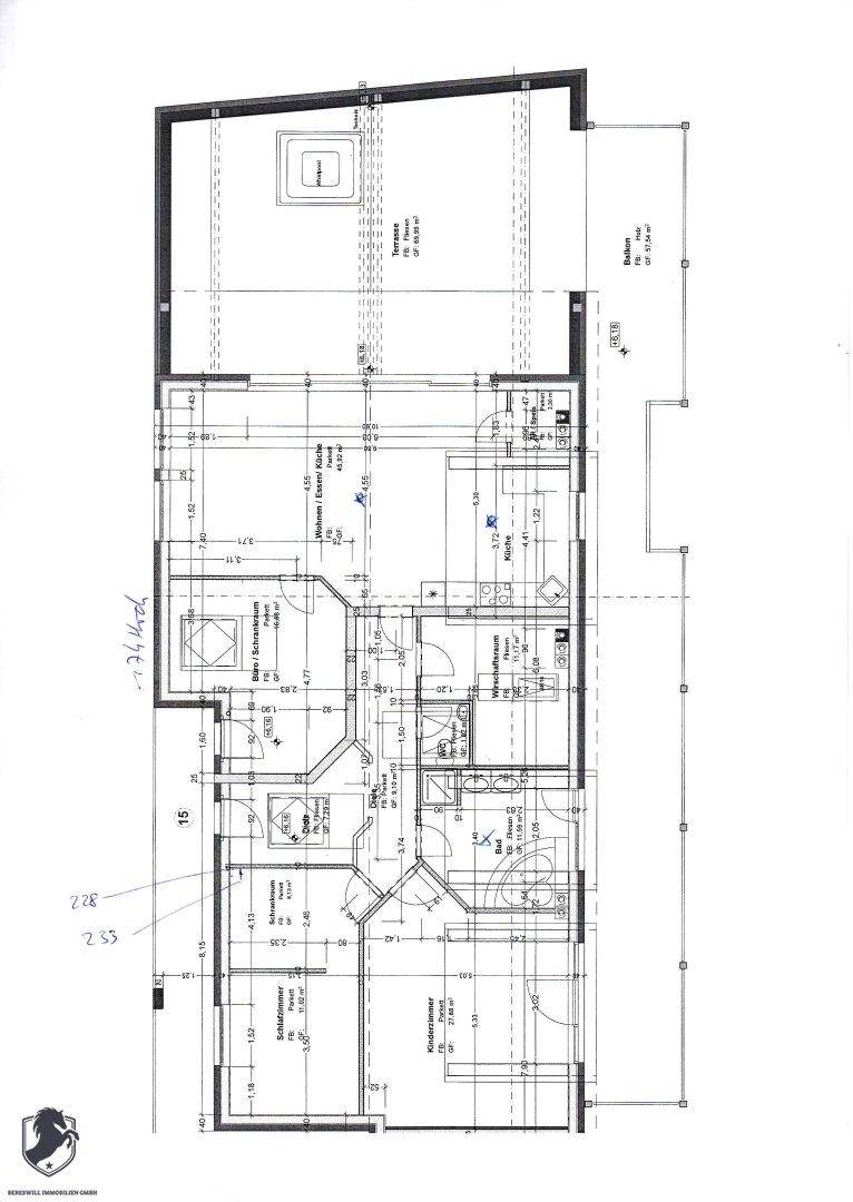 Grundrissplan einer Wohnung mit mehreren Zimmern, Terrasse und Balkon.