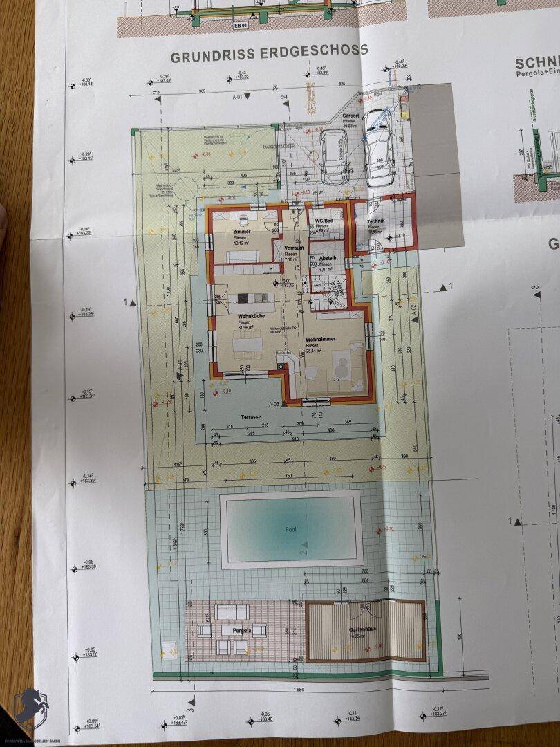 Grundriss des Erdgeschosses mit Wohnküche, Wohnzimmer, Terrasse und Poolbereich.