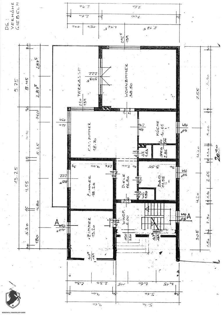 Grundriss des Erdgeschosses mit Wohnzimmer, Küche, zwei Zimmern und einer Terrasse.